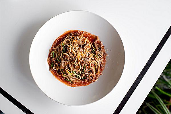 Спагетти с говядиной и вешенками
