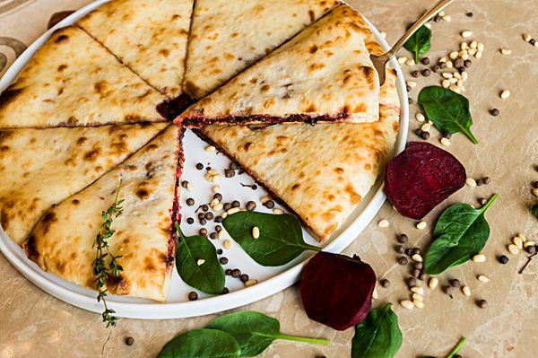 Пирог с сыром и листьями свеклы «Цахараджын»