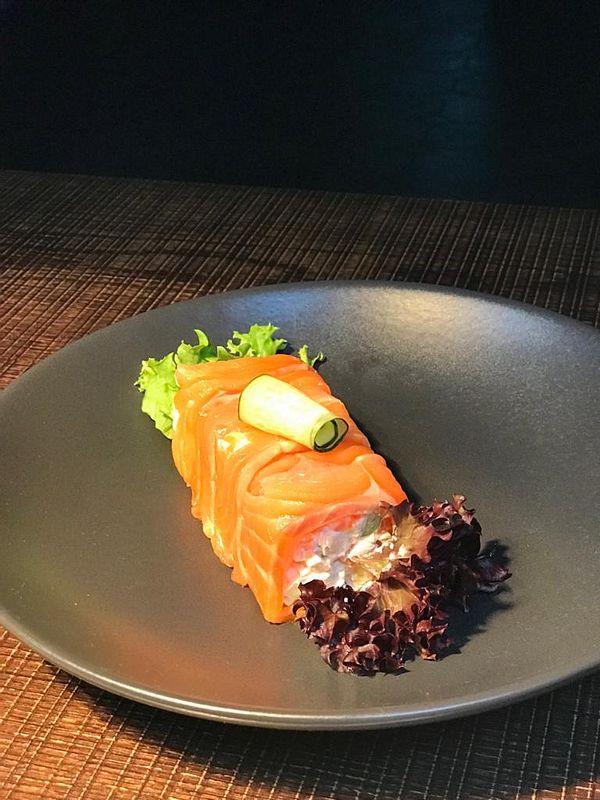 Салат из фарерского лосося с раковыми шейками