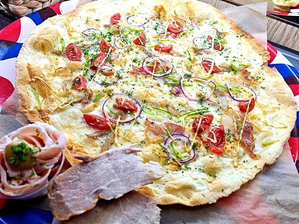 Пицца Наф-Наф с бужениной и сырокопченым беконом