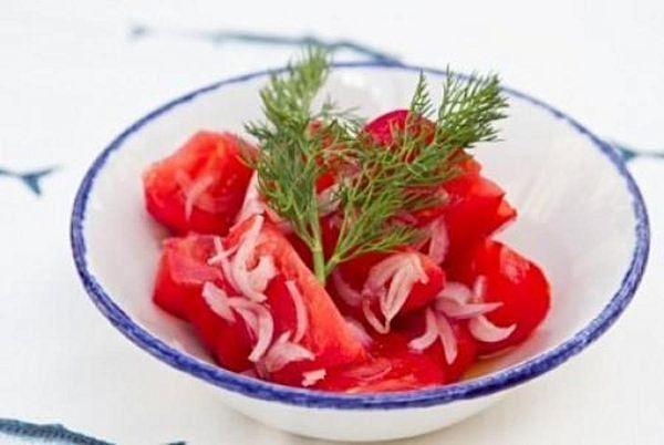 Курортный салат из помидоров с крымским луком