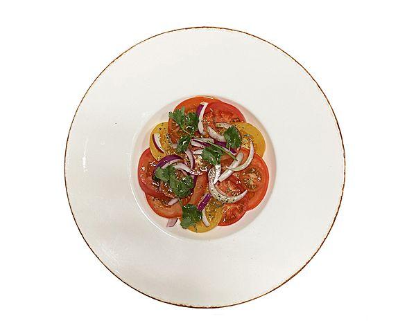 Салат из томатов и красного лука