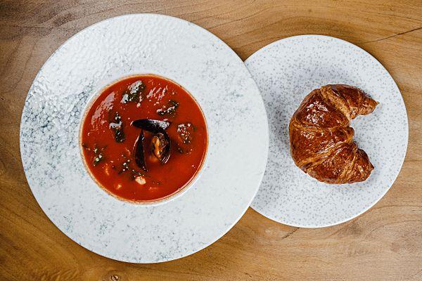 Пряный томатный суп с морепродуктами и хрустящим круассаном