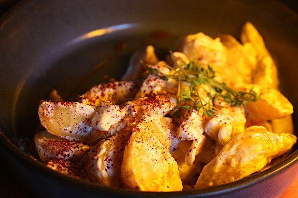 Картофель по-деревенски с курицей и шампиньонами в сливочном соусе