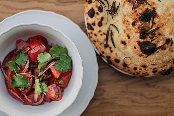 Узбекские томаты с красным луком, каперсами и оливками