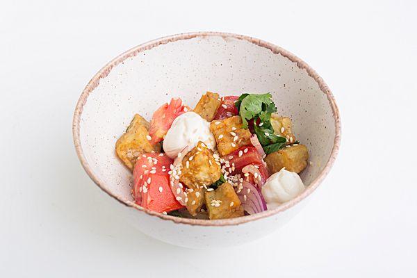 Салат с хрустящим баклажаном и томатами