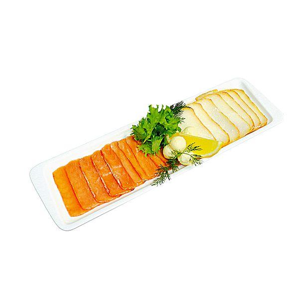 Рыбная тарелка с маслом и лимоном