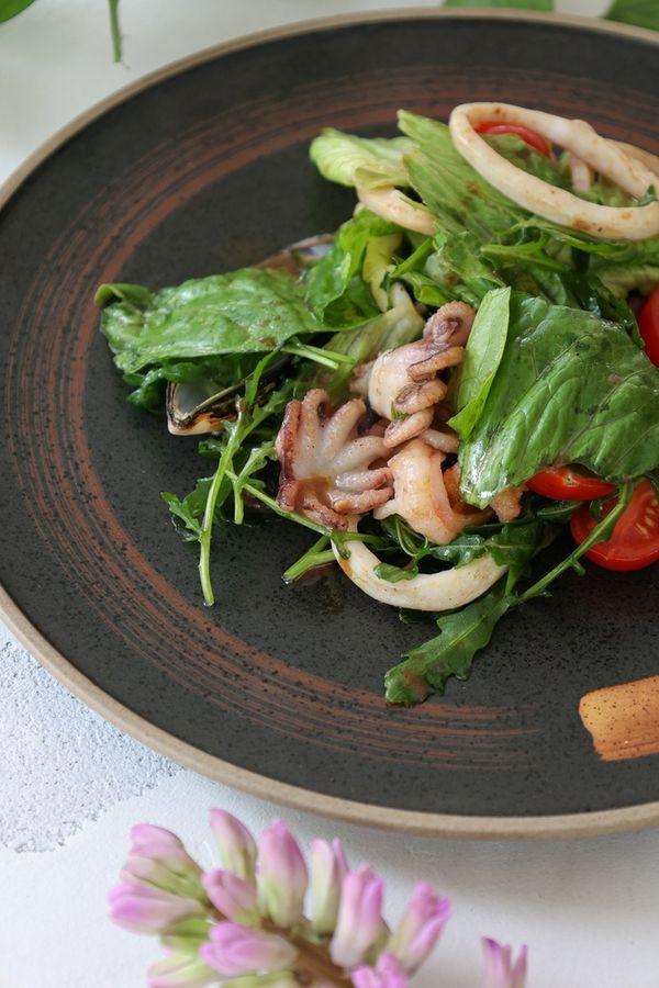 Легкий салат с морскими деликатесами