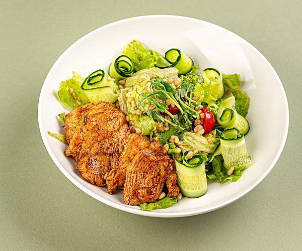 Салат с овощами, булгуром и курицей