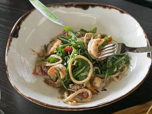 Салат с креветками, кальмаром и кунжутной заправкой
