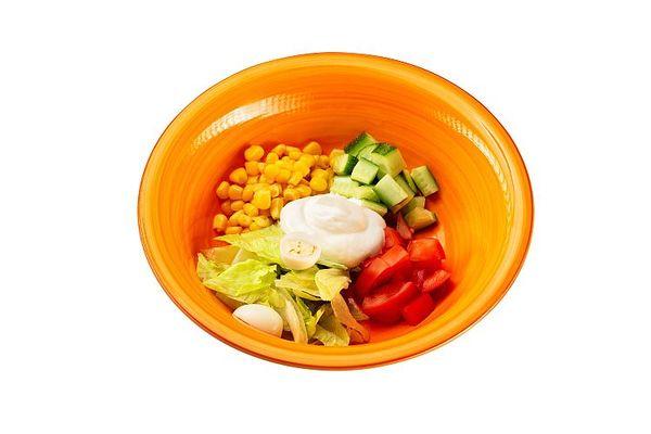 Овощной салатик с кукурузкой