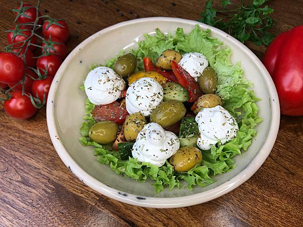 Овощной салат с тапенадом, оливками и муссом фета