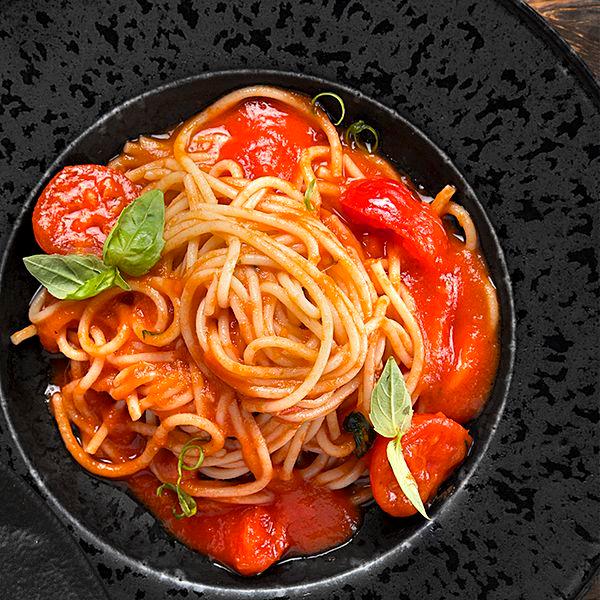 Спагетти со спелыми томатами