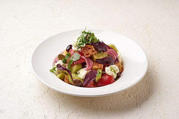 Тосканский овощной салат Панцанелла с чиабаттой и оливковым маслом