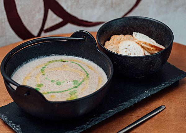 Грибной крем-суп с трюфельным маслом и сухарями