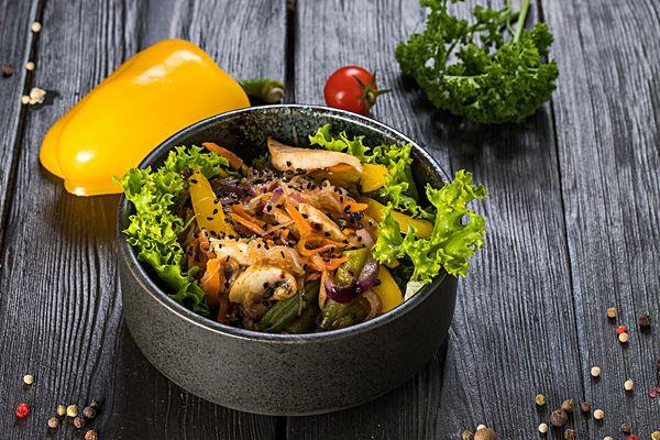 Теплый салат с курицей, рисовой лапшой и овощами