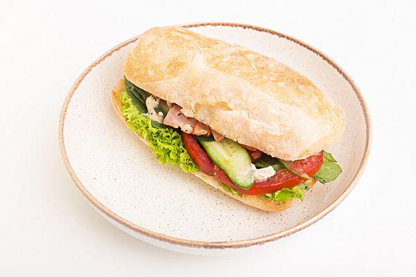 Фермерский сэндвич с карбонадом и перечным соусом