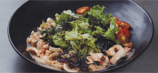 Салат с морепродуктами в сливочном соусе