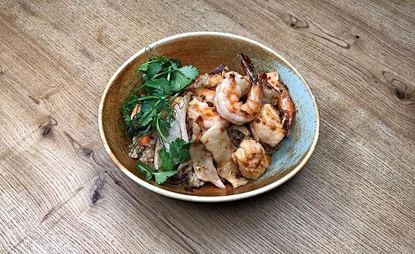 Тайский рис с тигровыми креветками, лососем и кальмаром