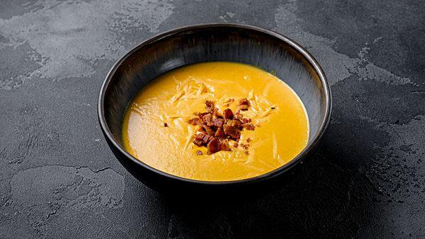 Сырный крем-суп с жареным беконом