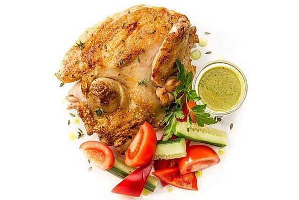 Цыпленок на гриле со свежими овощами