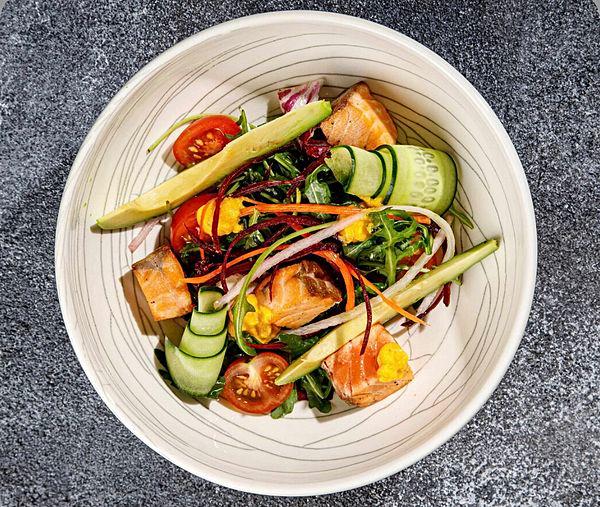 Салат с лососем в азиатском стиле с хрустящими овощами
