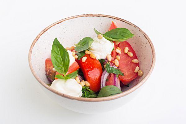 Салат с розовыми томатами, сырным кремом и кедровыми орешками