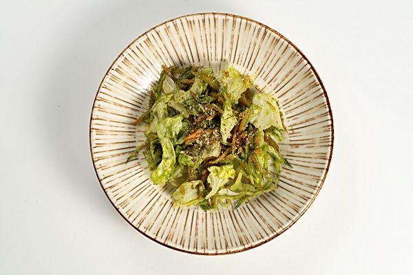 Салат овощной с песто из шпината