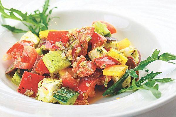 Салат из свежих овощей с сыром фета