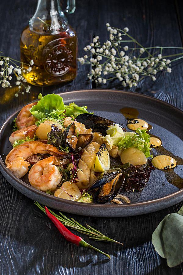 Салат с атлантическими морепродуктами и терияки
