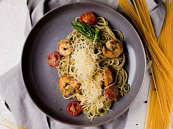 Спагетти с креветками и соусом песто
