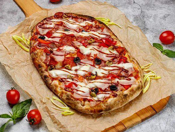 Римская пицца с мясным ассорти