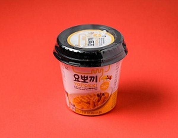 Острые палочки токпокки в чашке со вкусом: сливочный лук (Корея)