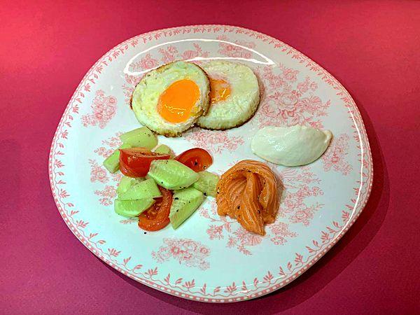 Яичница со свежими овощами + лосось и сырный крем