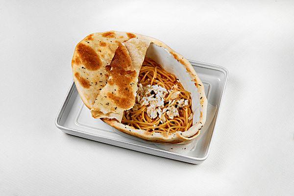 Спагетти с крабом, запеченные в хрустящей фокачче