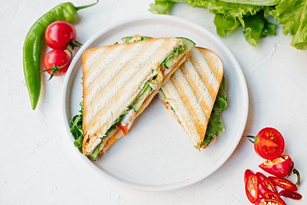Сэндвич с гречиским сыром и оливками