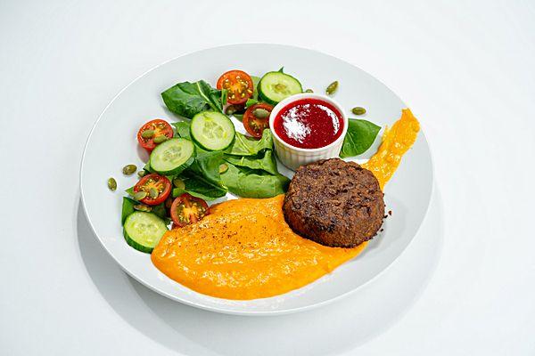 Hi-бифштекс с кукурузным пюре, свежим салатом и клюквенным соусом