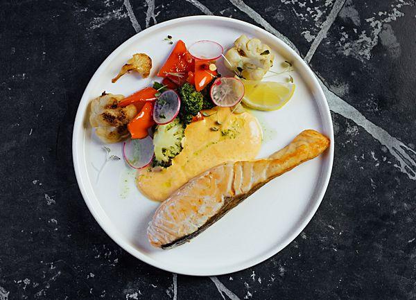 Филе лосося с томлёными овощами и соусом том ям