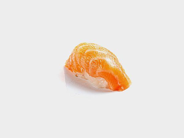 Суши Сяки лосось 35 гр