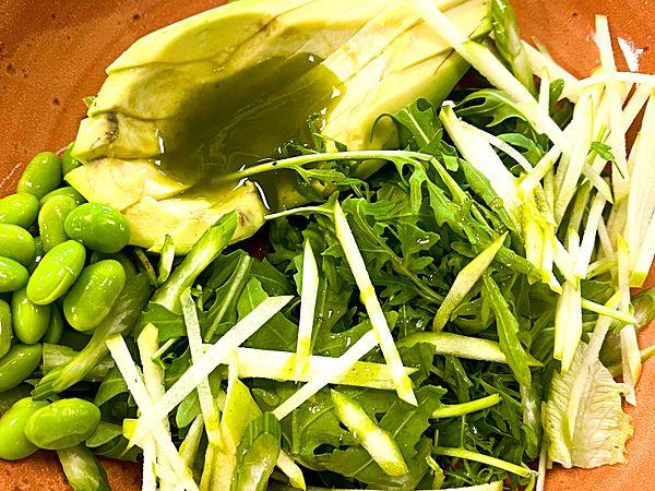 Green salat с авокадо и эдамамэ