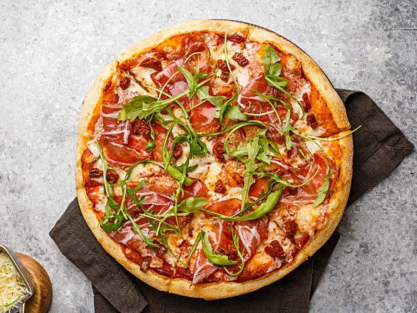 Пицца Прошутто с вяленными томатами