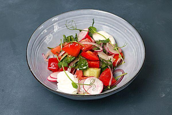 Салат из свежих овощей со сливочным мусом