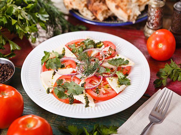 Салат с томатами и имеретинским сыром