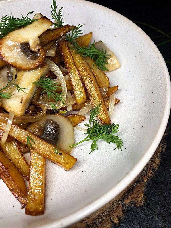 Картофель жаренный с луком, грибами и салом