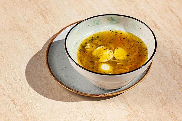 Куриный суп с домашней лапшой и яйцом аджинато