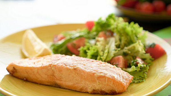 Запеченный лосось с салатным миксом
