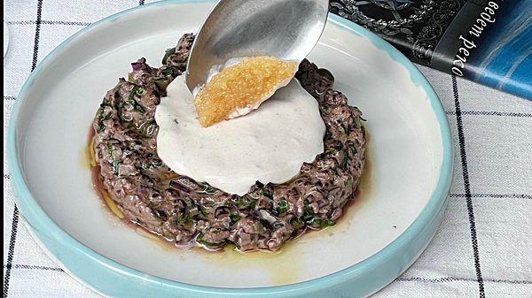 Обожженный тар-тар из говядины с соусом из тунца, каперсами и щучьей икрой