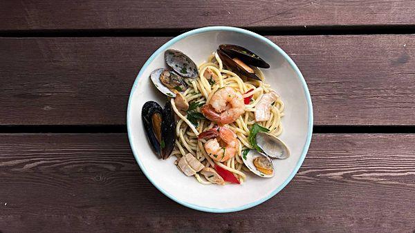 Спагетти с морепродуктами и пеной из нори
