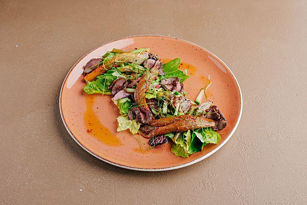 Салат с ростбифом и печеным баклажаном