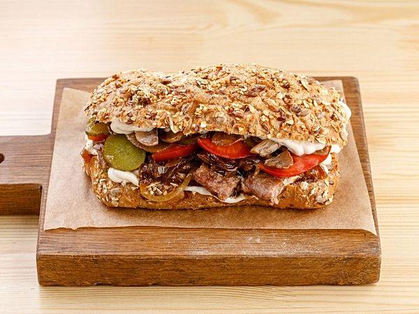 Сэндвич с мясом и грибами в сливочном соусе